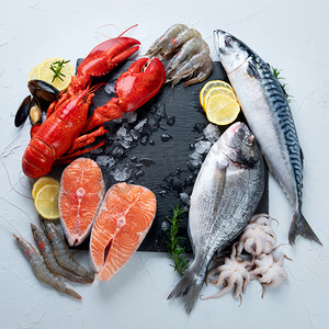 新鲜生鱼和海鲜的配售。健康均衡的饮食或烹调概念。顶部视图