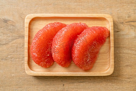 秋天fresh red pomelo fruit or grapefruit on plate