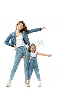 孩子和母亲摄影照片_女儿和母亲穿着粗斜纹棉布的衣服，双手伸出，与白色隔离