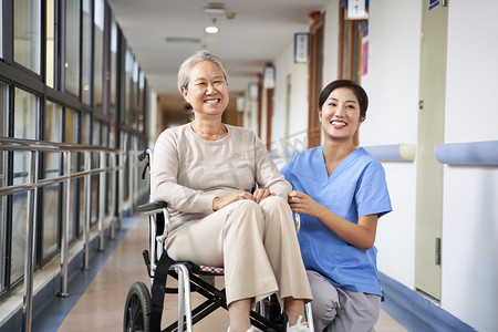 nursing摄影照片_portrait of happy nursing home resident and caregiver