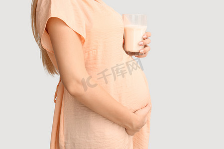 美丽的孕妇，乳汁浅色底色