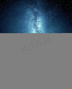 银河照片摄影照片_在旷野露营。在闪耀的夜空星空下, 在背景下的白雪皑皑的山脉的银河的一个斜帐篷。自然景观照片合成.