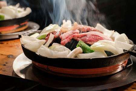 静日馆或成吉思汗, 日本烤羊肉上的凸面金属斯基莱特, 北海道北岛特别受欢迎的食物