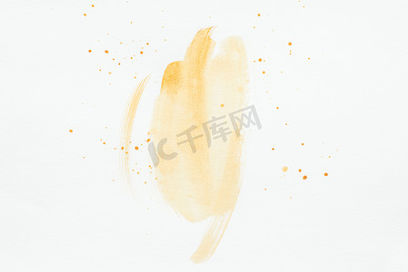 水彩笔画摄影照片_在白纸上有飞溅的橙色水彩笔画