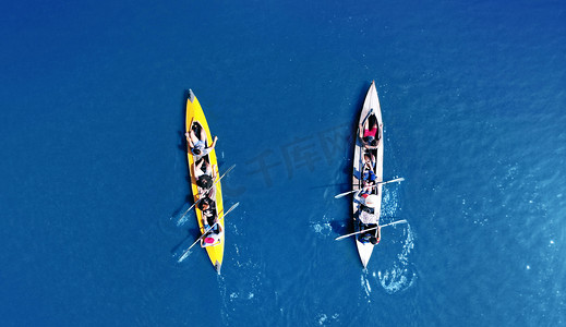 漂流漂流摄影照片_皮划艇顶视图。皮划艇团体划艇一起划艇。无人机的鸟瞰图. 