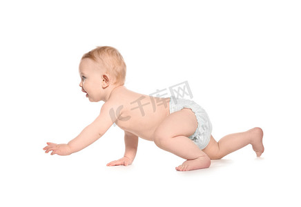 小婴儿摄影照片_可爱的小婴儿爬行白色背景
