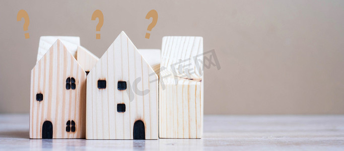 桌子背景上的木制房子模型。住宅、危机、经济衰退、发展商、房地产、买房或租房及物业概念