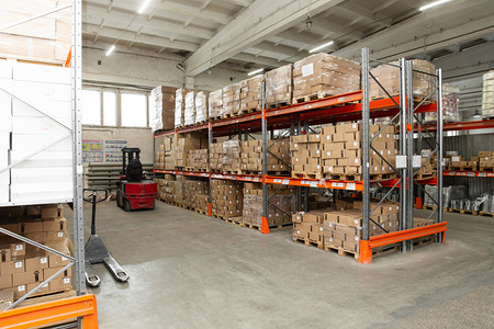 抽象模糊仓库存储了大量的大箱子背景。包装产品的抽象模糊货架.