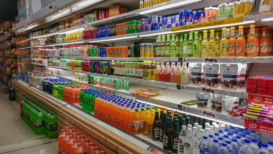 24x24-93摄影照片_2018年12月, 印度德里一家购物中心的冷藏通道上展示了流行 fmcg 品牌的冷饮、果汁、水、苏打水等