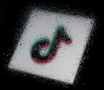 执子之手logo摄影照片_Music note.Abstract photo with drops of water.