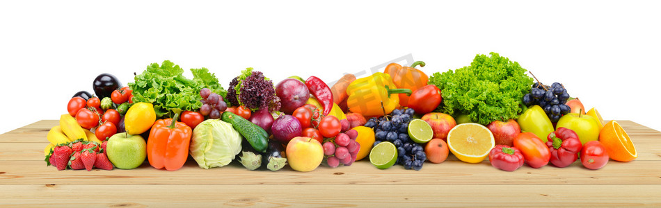 在白色的木板上隔离的蔬菜和水果