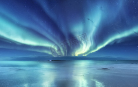 极光免扣PNG图摄影照片_罗弗敦群岛上的北极极光, 挪威。绿色的北极光在海洋之上。夜空中的极地灯光。夜间冬季景观与极光和倒影在水面上。自然背景在挪威