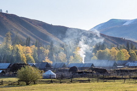 新疆白哈巴村在早晨, 烟雾卷曲从厨房烟囱