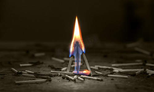 燃烧着的火柴在黑暗中在硬木地板上的碎片中燃烧