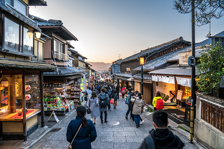 2018美食摄影照片_日本京都-2018年3月2日: 2018年3月2日, 日本京都, 在清水寺街道前散步和购物、美食、小吃和纪念品的人 (旅行者、旅行团、当地人、日本人).