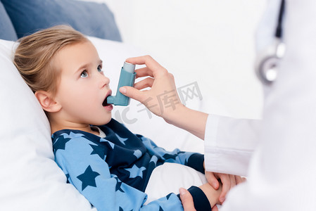 张嘴哮喘患儿附近医生持鼻器的选择焦点