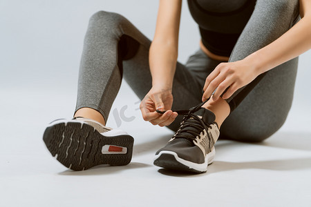 stylish摄影照片_Fitness athletes feet close-up. Healthy lifestyle and sport concepts. Woman in fashionable sportswear is doing exercise.  