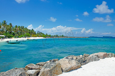 马尔代夫岛的海洋和船的海滩的景观