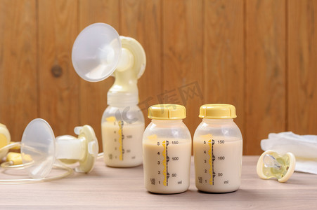 nursing摄影照片_bottle of mother breast milk, breast milk storage and handling concept