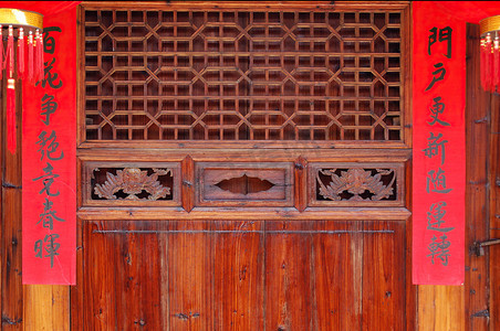 雕刻店摄影照片_春节联姻的老式传统木雕门.