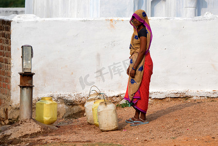 印度乌节-2017年11月9日: 不明身份的印度妇女在外面抽水