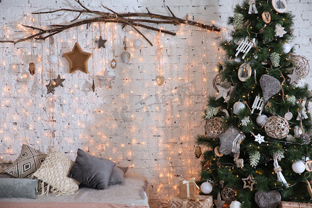 新年的内部。白色砖墙与闪亮的圣诞装饰和圣诞树