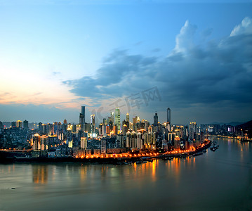 --资料——201 0年7月28日，中国重庆日出时，长江和嘉陵江的摩天大楼和高层建筑在渝中半岛的天际线