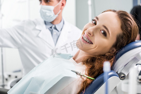 在牙医附近的牙齿检查中, 戴牙套的美女有选择的焦点