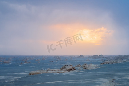 甘肃省西北敦煌雅东国家地质公园戈壁沙漠的雅东岩石在日落下的蚀石