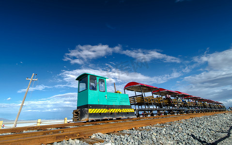 2016年7月18日, 游客在中国西北青海省、陕西蒙古族和藏族自治州蔚连县参观查卡盐湖 (卡卡盐湖) 时, 乘坐观光列车
