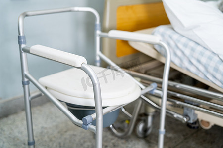 老年残疾人或住院患者可在卧室或任何地方移动公告栏椅或移动厕所，健康有力的医疗理念