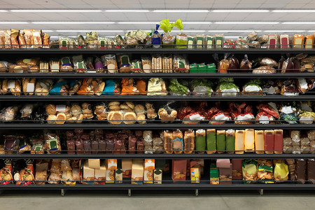 三维渲染面包店的内部。超级市场商店货架上的面包、糕点、面包和糕点产品。适用于展示新烘焙产品、新设计或新标签.