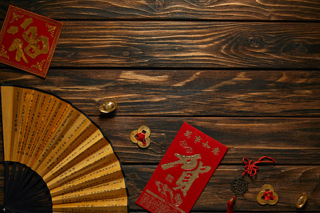 中国新年组成的顶部视图与风扇, 象形文字和装饰金币在木制表面