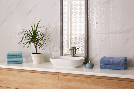 modern摄影照片_Modern mirror and vessel sink in stylish bathroom