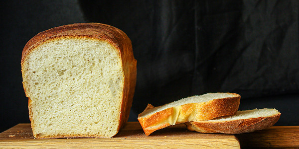 白金色新鲜小麦烘焙面包。食物背景顶视图文本复制空间