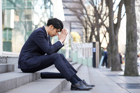 日本男性商人焦虑不安.