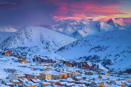 众所周知的冬季运动和旅行地点。法国华兹阿尔卑斯山冬季滑雪场，日落五彩缤纷，高山繁茂