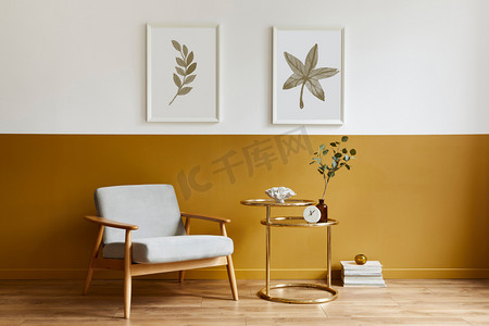 独具特色的现代风格室内客厅，配有设计扶手椅，精美的金咖啡桌，造型海报框，花瓶中的花朵，室内装饰装饰和悲观饰物。模板.