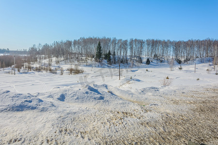 冬天森林附近的雪山