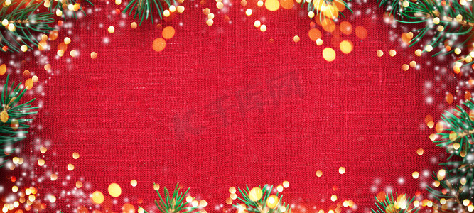 12月横幅摄影照片_圣诞框架与圣诞树和装饰品在红色帆布背景