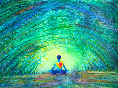 脉轮颜色人类莲花在绿色树木森林隧道中摆出瑜伽姿势