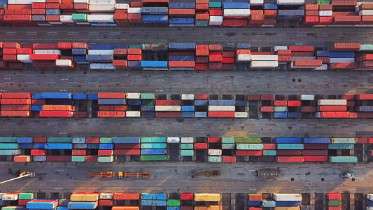 集装箱货船的空中俯视在城市城市进出口业务和物流国际货物。用起重机将货物运到港口.