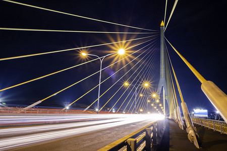风景秀丽的八号桥在夜晚.一座横跨乔弗拉亚河的桥。在泰国曼谷。这是一个美丽的地方，是这个国家的一个地标.