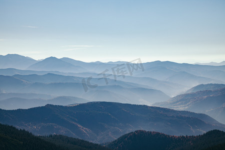 朦胧自然摄影照片_风景秀丽的朦胧的山风景, 喀尔巴泰, 乌克兰