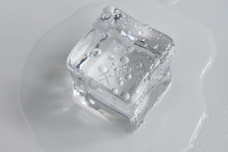 透明的png摄影照片_透明的冰块，灰色，白色背景，水晶隔离