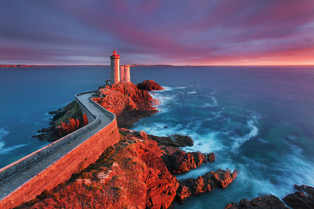 凯夫拉维克摄影照片_克莫万灯塔与光束以上的海洋， 勒康凯， 布列塔尼， 法国， 欧洲 