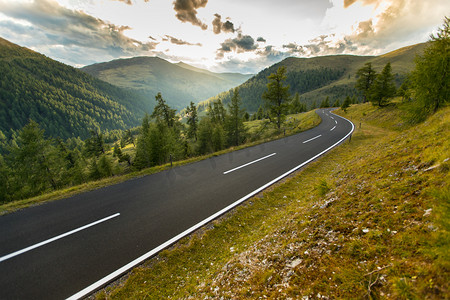 沥青路面在奥地利阿尔卑斯山的夏天的一天.
