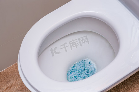 agent摄影照片_Clean toilet with cleaning agent. The concept of the home cleaning, cleaning service