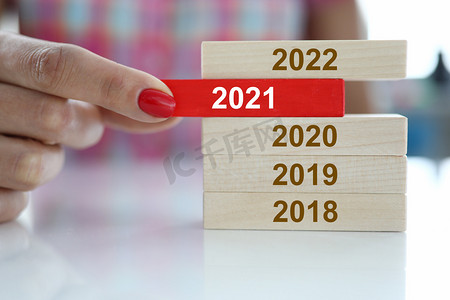 女子手握红木块2021年标志特写