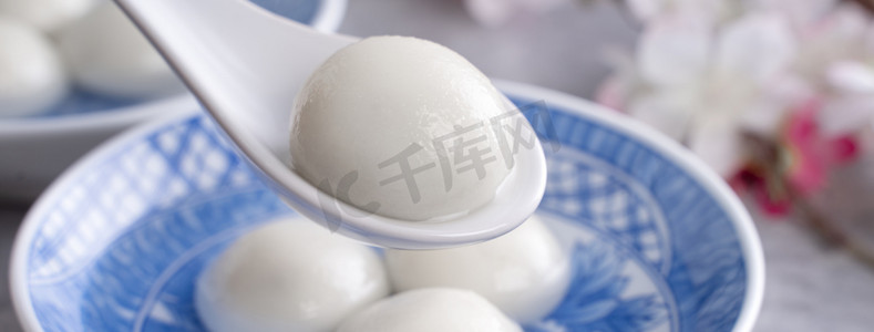 将元宵汤圆（糯米团）关在花盘上的碗里，作为中国元宵节的食物.